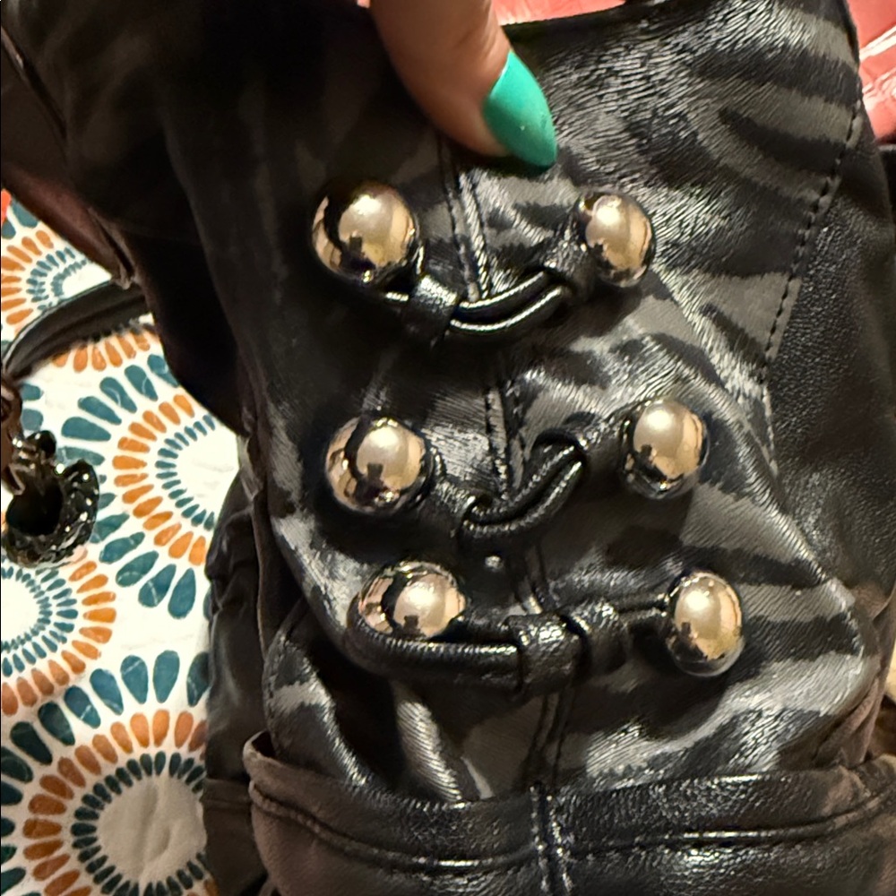 Elegant Kathy Van Zealand Black Leather Handbag - Picture 2 of 11